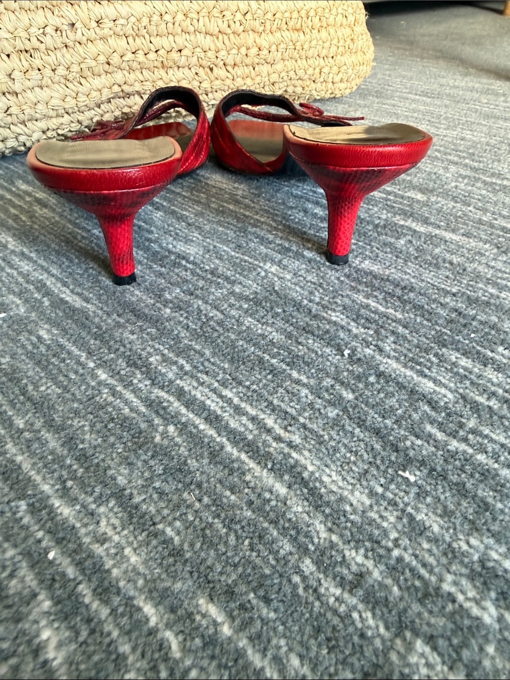 Vera Wang Red Textured Slide Mules with Bow Detail - Picture 3 of 5